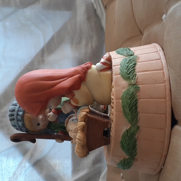 1981 Enesco Musical Child Nativity. - Picture 2 of 10